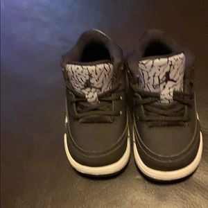 Jordan’s black/grey size 5